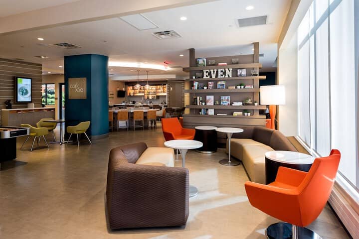 Lounge 23 of 38